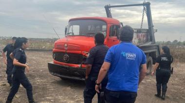 Secuestraron un camión que arrojaba residuos en un espacio público