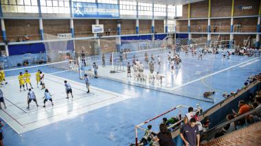 Cerca de 700 jóvenes participaron de la Copa Brown de vóley