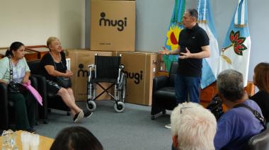 Gray entregó sillas de rueda a vecinos