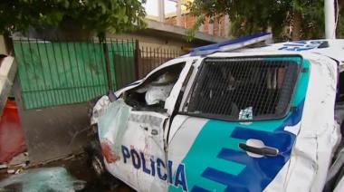 Se fugaba de la policía, chocó un patrullero y terminó dentro de una casa: tres heridos