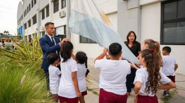 Julián Álvarez acompañó el inicio de clases en una escuela municipal bilingüe