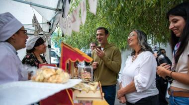Julián Álvarez recorrió la expo “Sabores de mi tierra” en el Centro Cultural Leonardo Favio