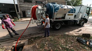 Frente a las tormentas, profundizan la limpieza de arroyos y bocas de tormenta