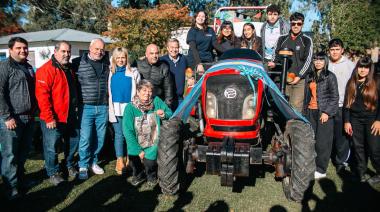 Cascallares y Eichel presentaron un tractor y maquinaria agrícola en la escuela agraria