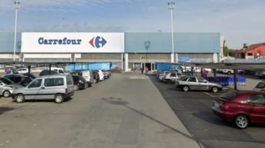 Se mató de un tiro en la cabeza y lo encontraron dentro de su auto los empleados de un supermercado