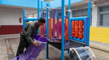 Avanza la instalación de nuevos juegos en los centros educativos municipales