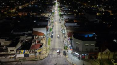Continúan las tareas de repotenciación de luminarias sobre la avenida Eva Perón