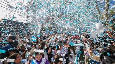 Multitudinaria y emotiva promesa de lealtad a la Bandera