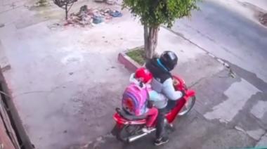 Enfrentó a dos motochorros armados delante de su pequeña hija