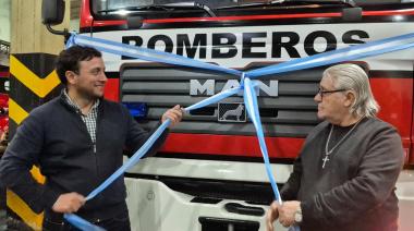 Entregan un nuevo hidroelevador a los bomberos voluntarios de Lanús