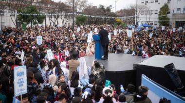Otermín tomó la Promesa de Lealtad a la Bandera a más de 2.500 estudiantes de Lomas 