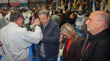 Cascallares participó junto a más de 5 mil vecinos de la celebración diocesana de Corpus Christi