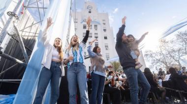 Banderazo en la Plaza Grigera: Miles de vecinos de Lomas celebraron este 9 de julio