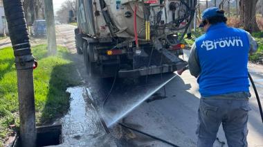 El Municipio profundiza la limpieza de desagües, cursos de agua y bocas de tormenta