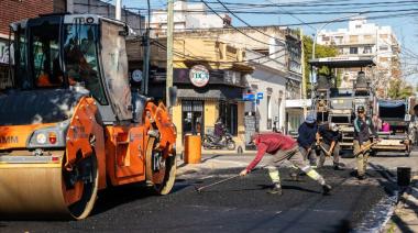 Continúan las obras de pavimentación en el centro comercial de Escalada