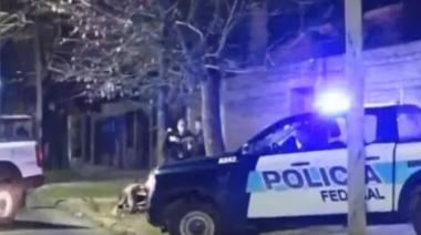 Lo balearon frente a la casa de Duhalde para robarle la moto y un custodio se tiroteó con los delincuentes