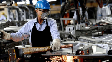 El empleo industrial sigue bajando y explica buena parte de la pérdida de este año