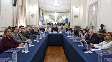 Kreplak fue al Senado a bancar los proyectos de salud y recibió críticas por el IOMA