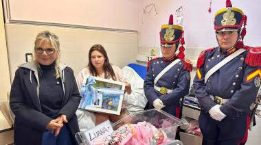 Granaderos entregaron ajuares sanmartinianos a dos bebés brownianos nacidos el 24 de agosto