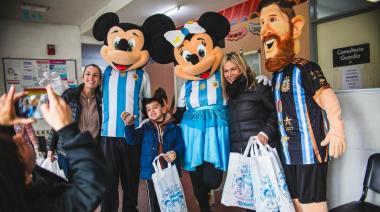 El Municipio sorprendió con regalos a los niños en los hospitales Oñativia y Meléndez