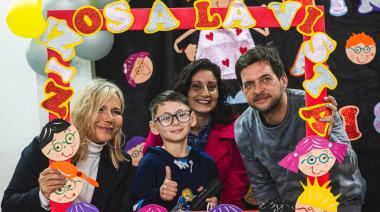 Fabiani y Paula Eichel entregaron anteojos a alumnos de escuelas primarias de Mármol y Adrogué