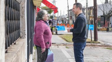 Julián Álvarez supervisó el avance de las obras de pavimentación en el barrio Villa Obrera