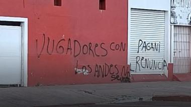 Los hinchas de Los Andes dejaron mensajes calientes en su estadio
