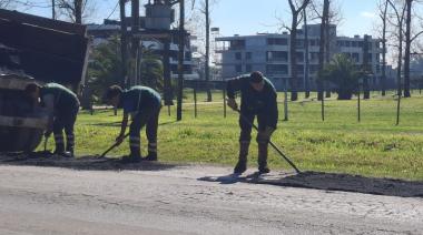 Trabajos de bacheo con asfalto caliente en Canning