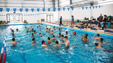 Más de 750 vecinos acuden al Natatorio y Polideportivo de Calzada