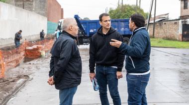 Julián Álvarez recorrió las obras en los alrededores del cementerio municipal