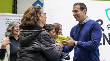 Julián Álvarez entregó anteojos a más de 300 estudiantes de distintas escuelas primarias de adultos