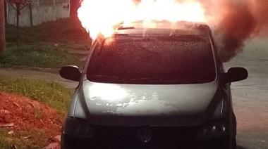 Robaron un auto, la Policía lo recuperó, pero los vecinos lo prendieron fuego