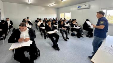El Municipio acompaña a 700 aspirantes a policías brownianos que rinden su examen