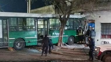 Tragedia en Temperley: investigan si el colectivero que murió tras chocar una casa se quitó la vida