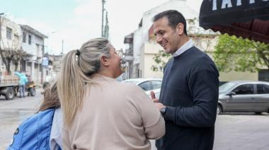 Julián Álvarez recorrió las obras de repavimentación en el barrio Villa Progreso