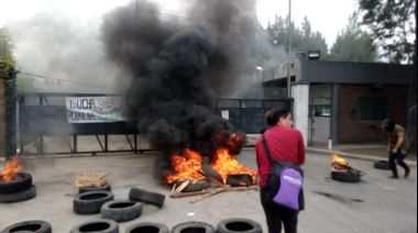Protesta de trabajadores de la ex Cresta Roja en la planta de Esteban Echeverría