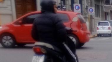 Temor por "el Satiro de la moto" que acosa a mujeres: "Manosea a las chicas de cualquier edad"