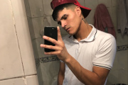 Lo acusan de asesinar de un tiro en la cabeza al novio de su hijo, escapó, y no saben nada de él hace dos meses