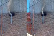 Colocaron la chimenea de un taller clandestino en su patio, y se niegan a sacarlo