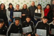 Fernando Gray y Magui Gray entregaron notebooks a estudiantes de escuelas secundarias