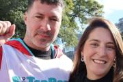 Repartidores en acción: un trabajador de SiTraRepA va por una banca en Lanús