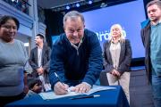 Cascallares acompañó en la firma de su escritura a más de 260 familiares