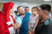 Otermín recorrió el Hospital Alende junto a Papá Noel