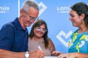 Más familias de Lanús acceden a la escritura gratuita de sus hogares