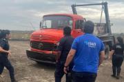 Secuestraron un camión que arrojaba residuos en un espacio público