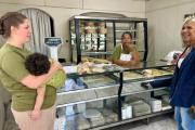 Reabrió una histórica panadería: el Municipio asistió a una emprendedora