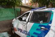 Se fugaba de la policía, chocó un patrullero y terminó dentro de una casa: tres heridos