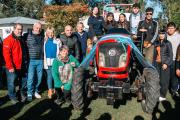 Cascallares y Eichel presentaron un tractor y maquinaria agrícola en la escuela agraria