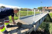 Instalan puentes peatonales en Rafael Calzada y Malvinas Argentinas