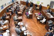 Aprueban la adhesión a la Ley de Buen Trato y respaldan un proyecto para el desendeudamiento familiar